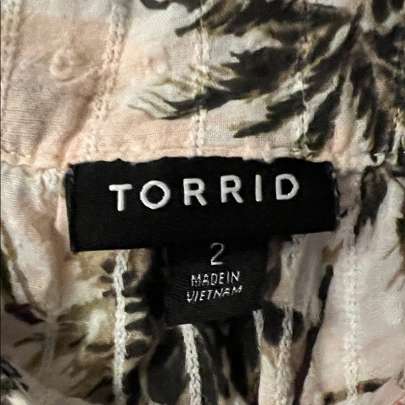🌷spring pick🌷Torrid Cream and Black Floral Blouse - Picture 2 of 5